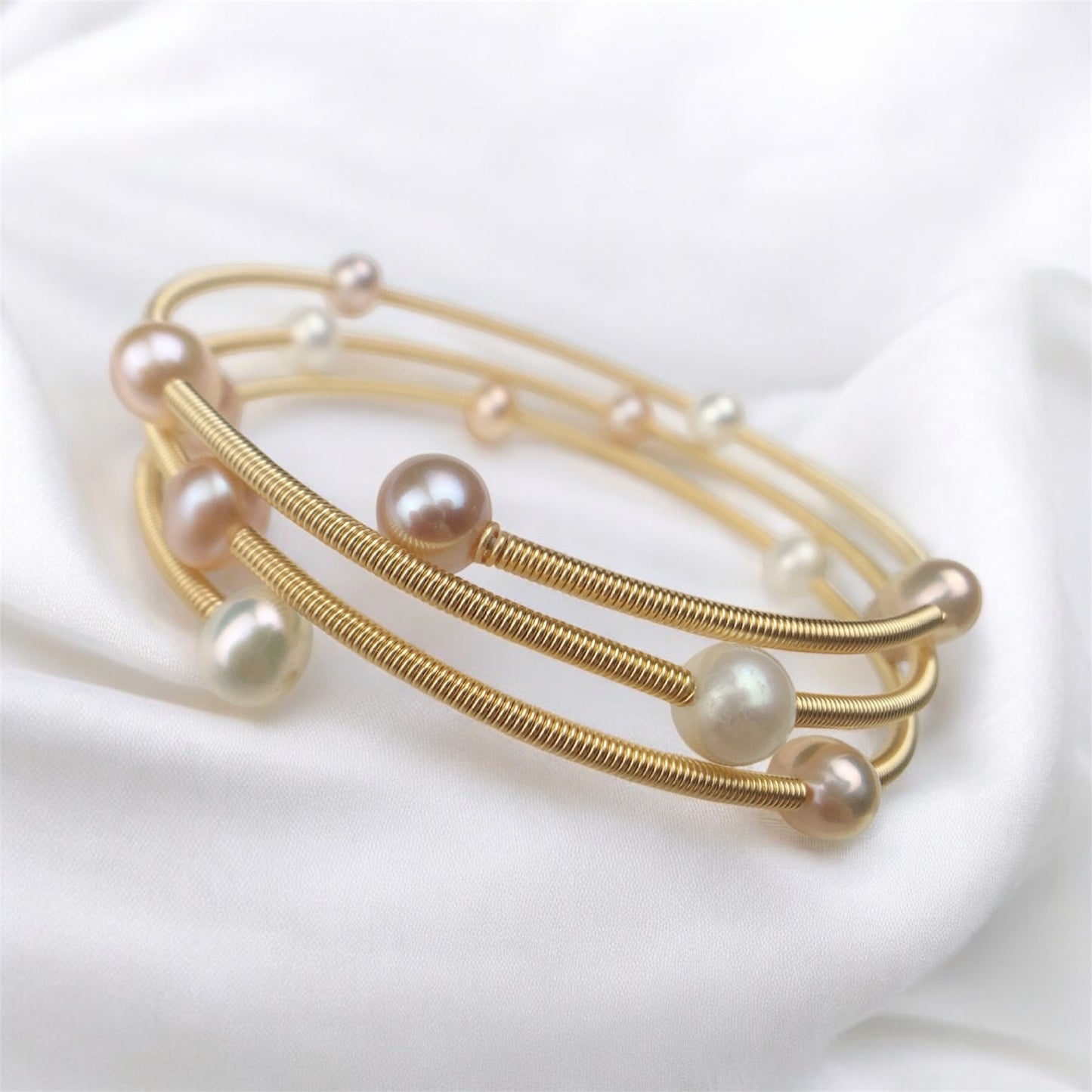 BrazaleteDoradodeHilosFlexiblesconEsferasdePerlas