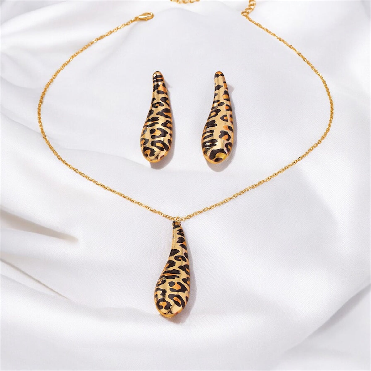 Set de Cadena y Aretes con Diseño de Gota y Estampado Animal Print – Elegancia y Audacia en un Solo Toque