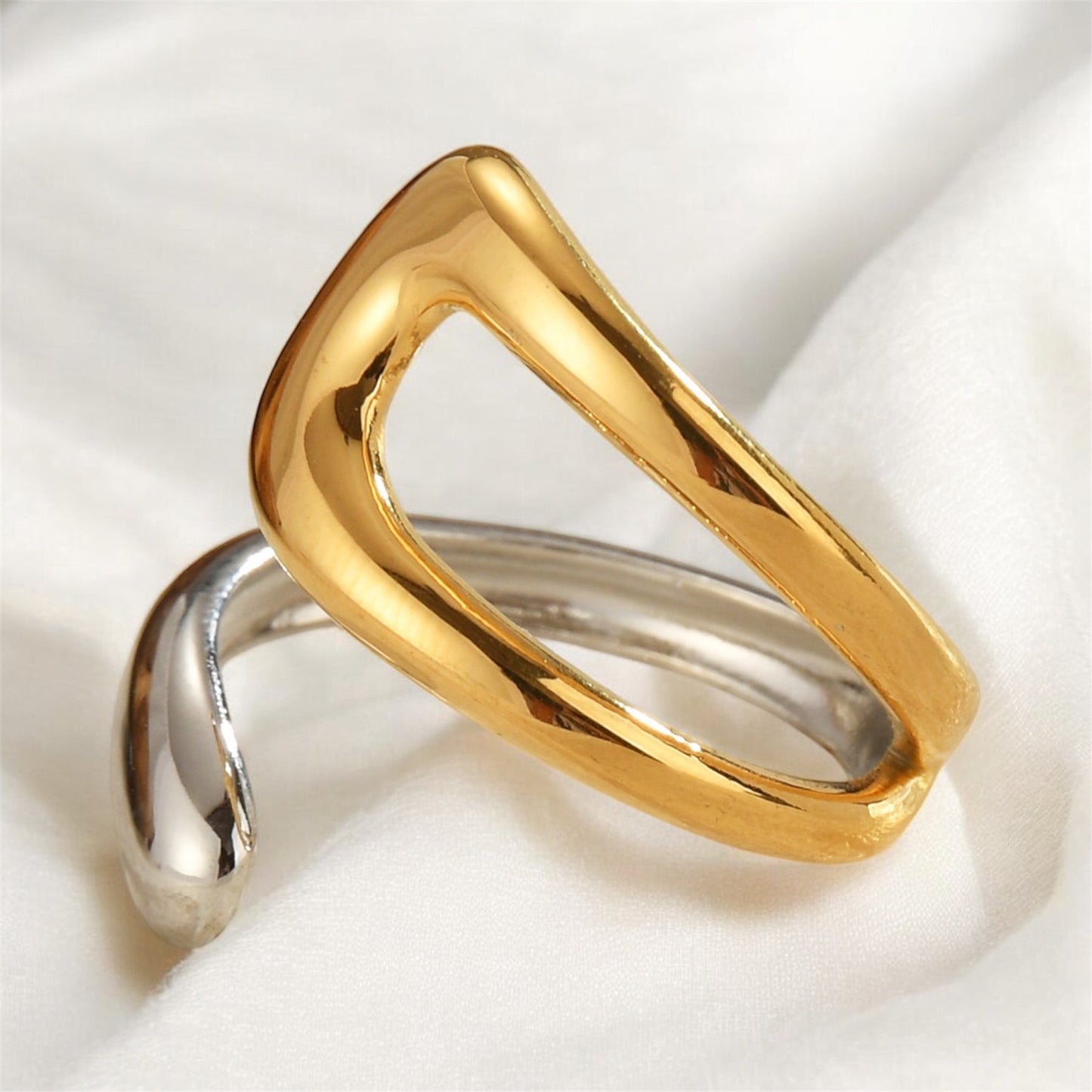 Sortija Bicolor Abierta en Stainless Steel – Modernidad y Estilo en un Diseño Exclusivo