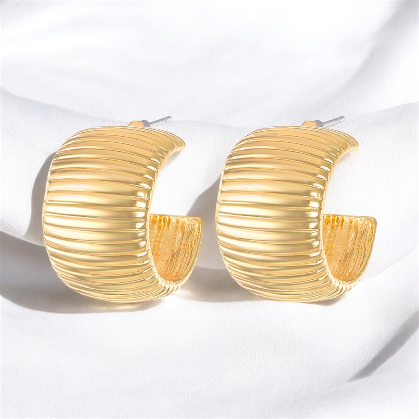 A001-G_Aretes_Tipo_Aro_Acanalado_con_Estilo_Moderno_Dorado