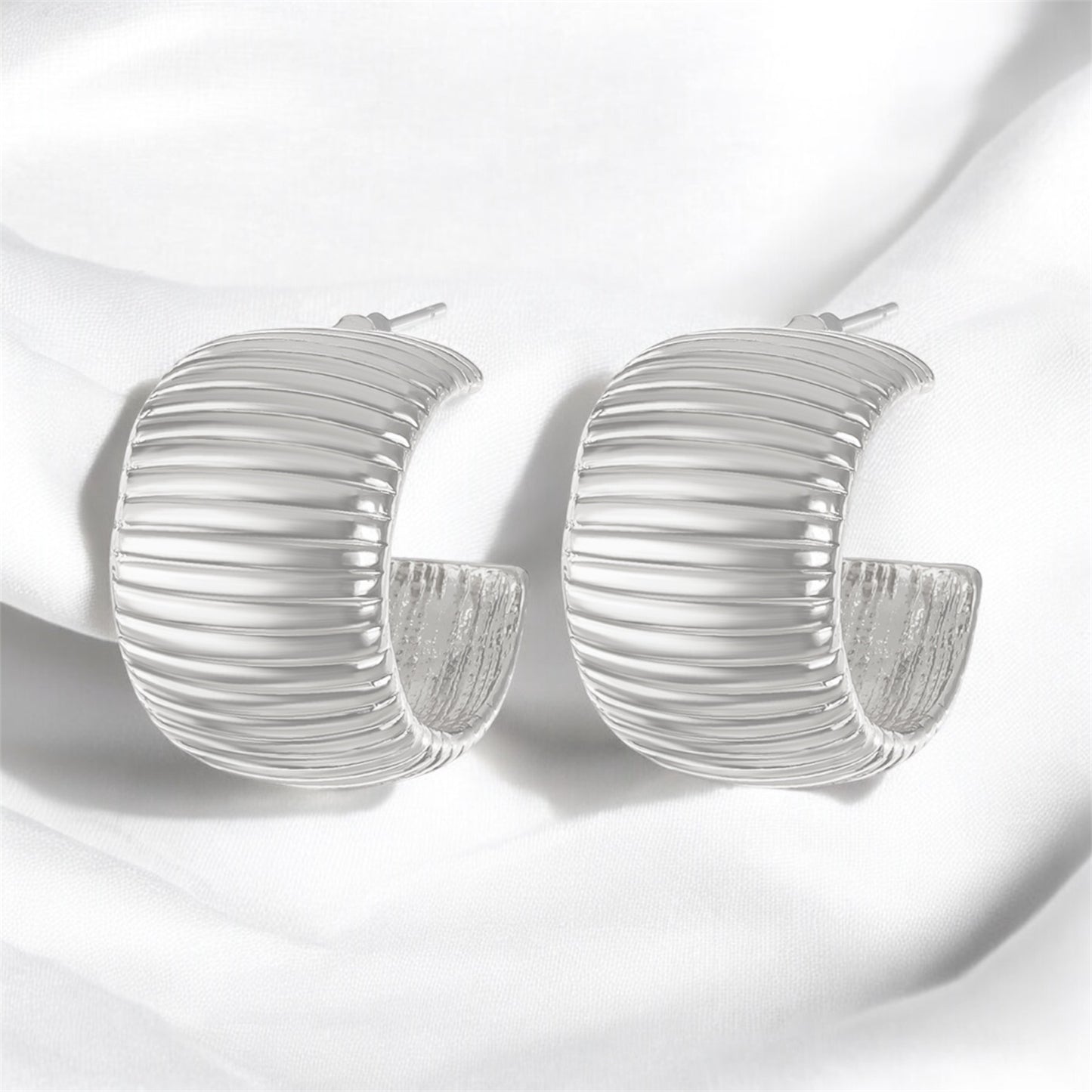 A001-S_Aretes_Tipo_Aro_Acanalado_con_Estilo_Moderno_Plateado_9835d303-8663-41c0-a9ec-dac98727a278