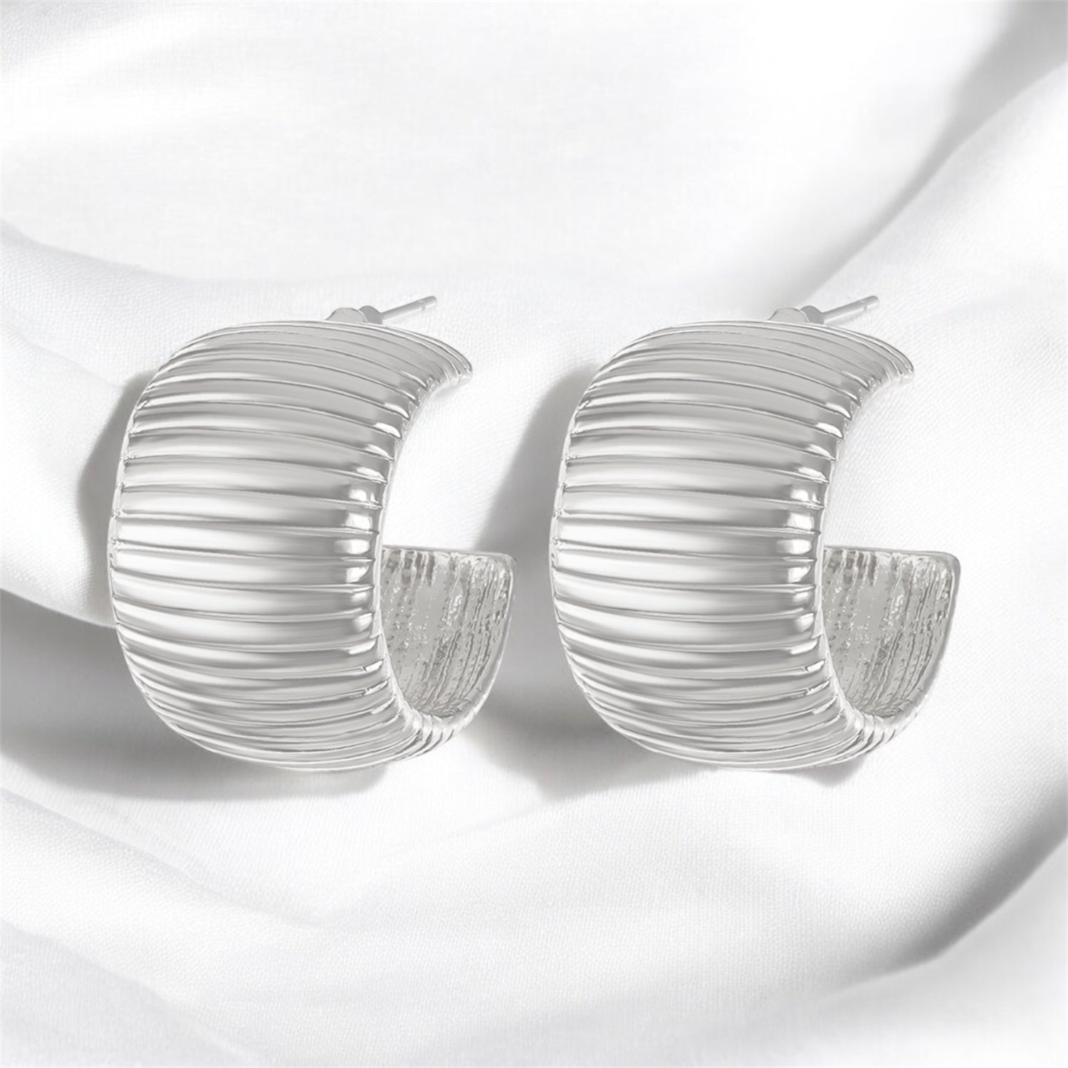 A001-S_Aretes_Tipo_Aro_Acanalado_con_Estilo_Moderno_Plateado_9835d303-8663-41c0-a9ec-dac98727a278