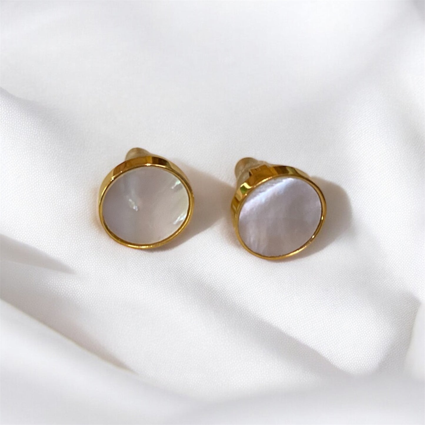 Aretes Circulares Dorados con Detalle en Madre Perla en Stainless Steel