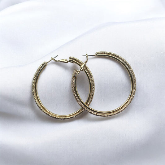 Aretes Dorados de Aro con Acabado Texturizado en Stainless Steel