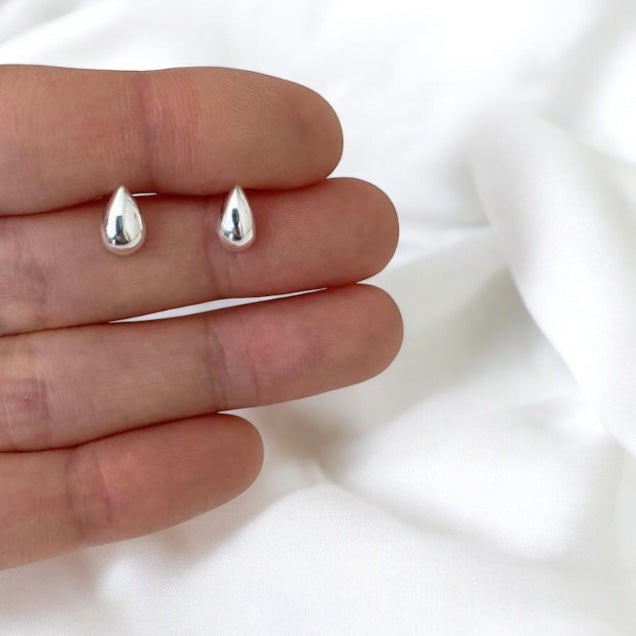 Aretes Dorados en Forma de Gota – Minimalismo y Elegancia en un Diseño Atemporal