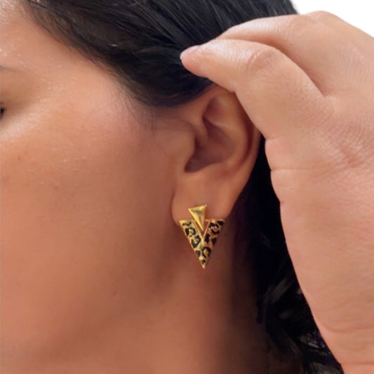 Aretes_Triangulares_Dorados_con_Estampado_Animal_Print