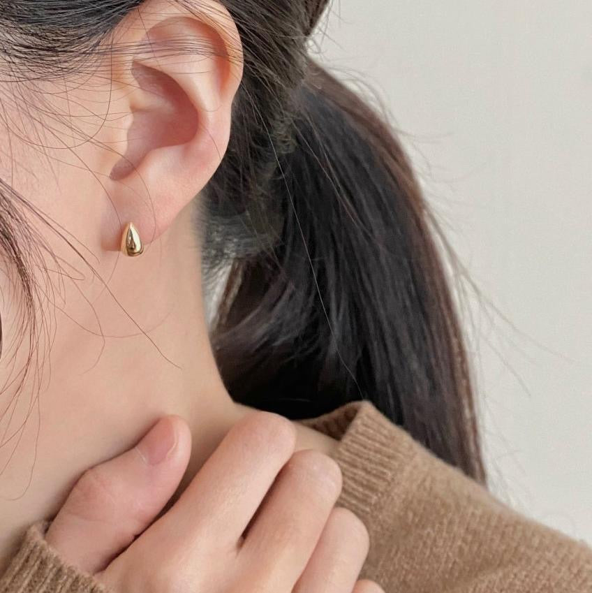 Aretes Dorados en Forma de Gota – Minimalismo y Elegancia en un Diseño Atemporal