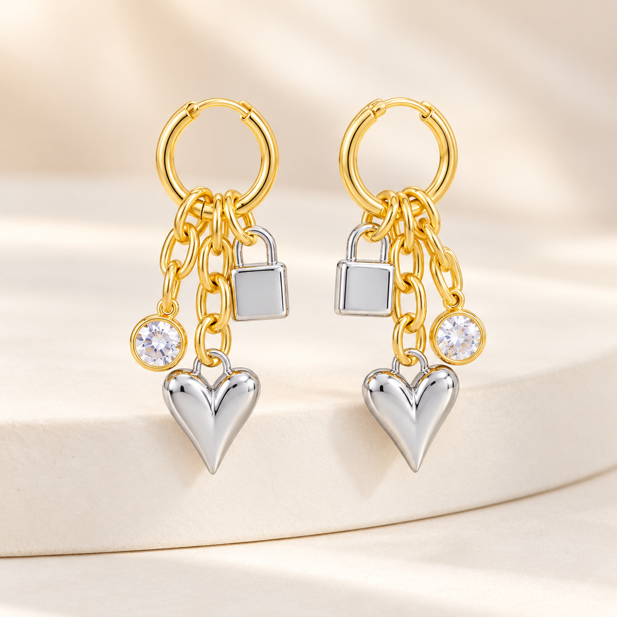 Aretes de Aro Bicolor con Charms de Corazón y Candado en Stainless Steel