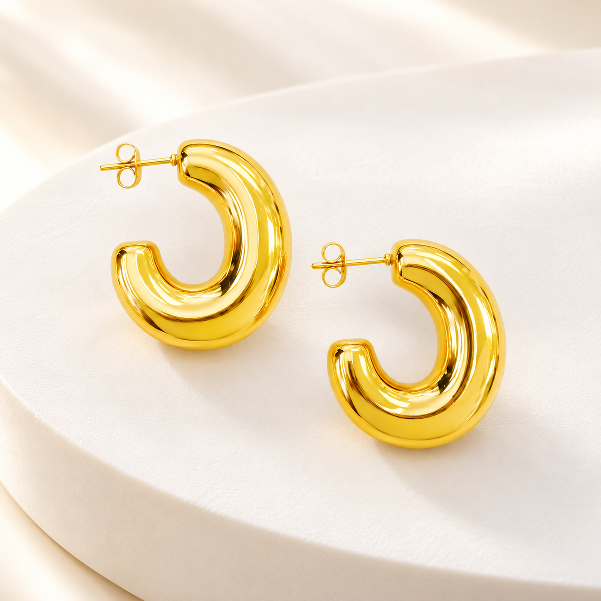 Aretes de Aro Dorados con Diseño Grueso en Stainless Steel
