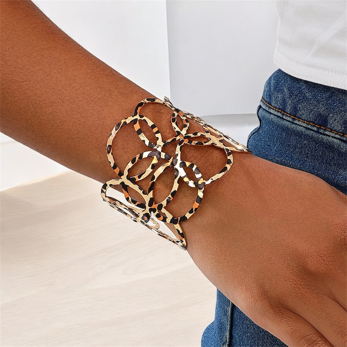 BrazaleteAbiertoconDisenodeCirculosyEstampadoAnimalPrint