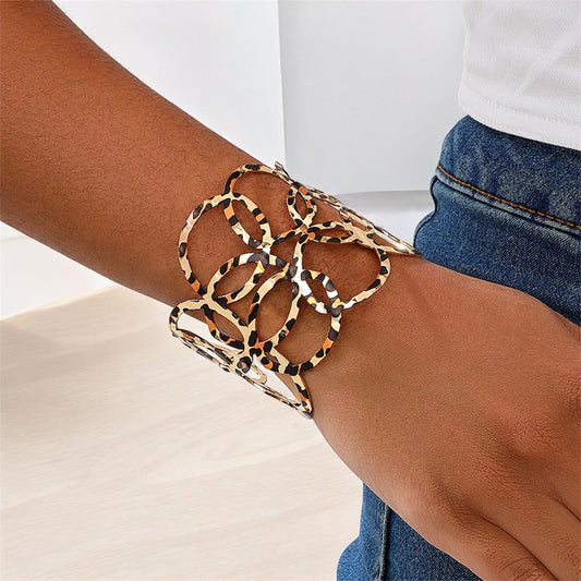 BrazaleteAbiertoconDisenodeCirculosyEstampadoAnimalPrint