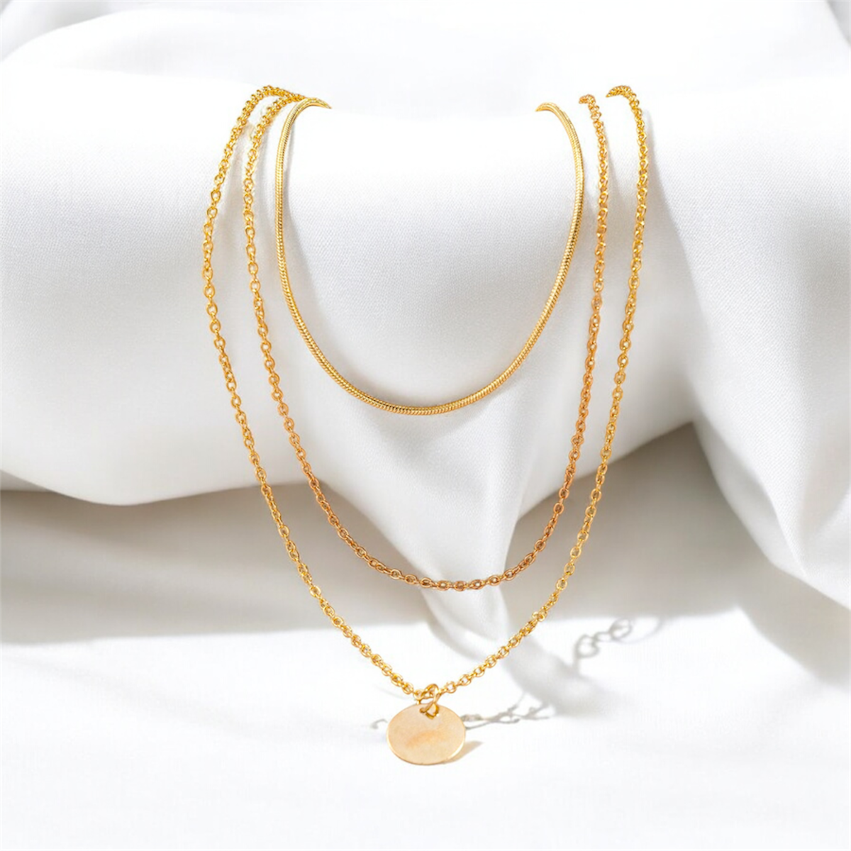 Cadena Dorada de Capas con Detalle Circular