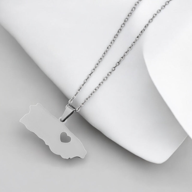 Cadena Dorada o Plata con Charm de Mapa de Puerto Rico y Detalle de Corazón – Un Símbolo de Amor y Orgullo Boricua