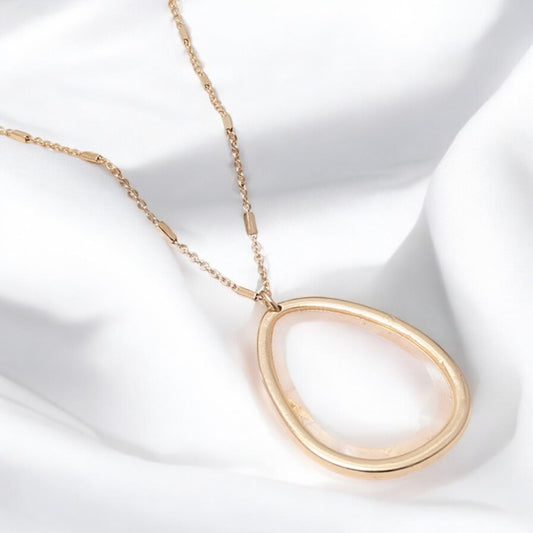 Cadena Dorada con Charm de Gota en Diseño Sólido – Minimalismo y Elegancia Atemporal