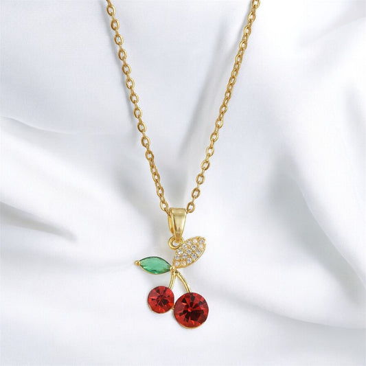 Cadena Dorada con Charm de Cherry Rojo y Hojas Verdes – Un Toque de Dulzura y Elegancia