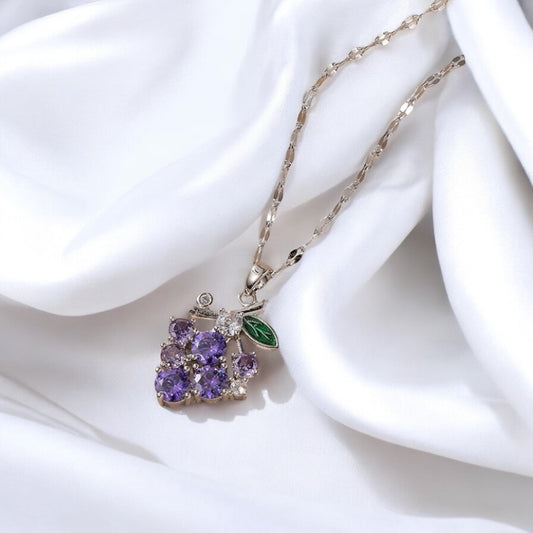 Cadena Plateada con Charm de Uvas y Zirconias Moradas – Un Toque de Elegancia y Naturaleza