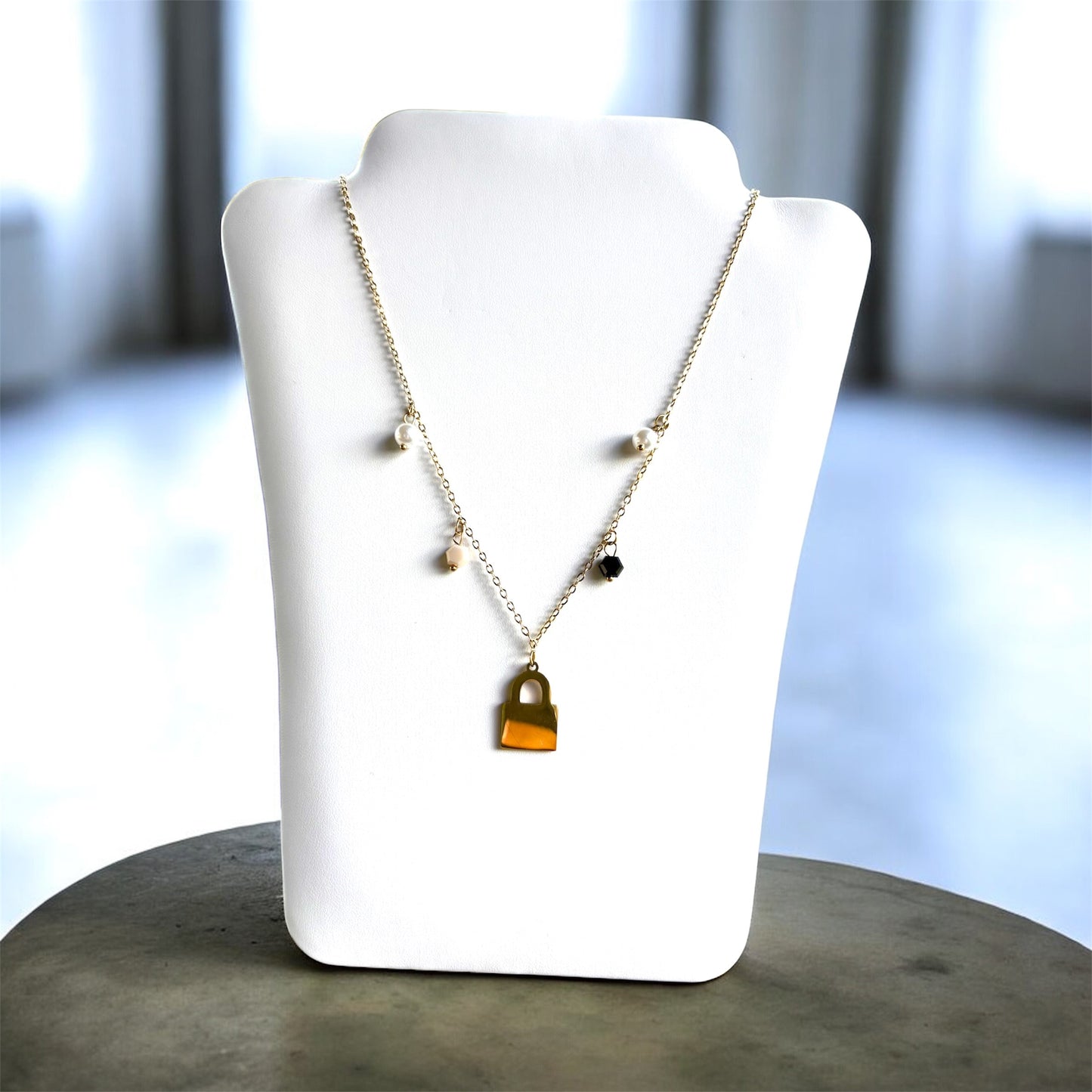 Cadena Dorada con Charm de Candado y Detalles Colgantes