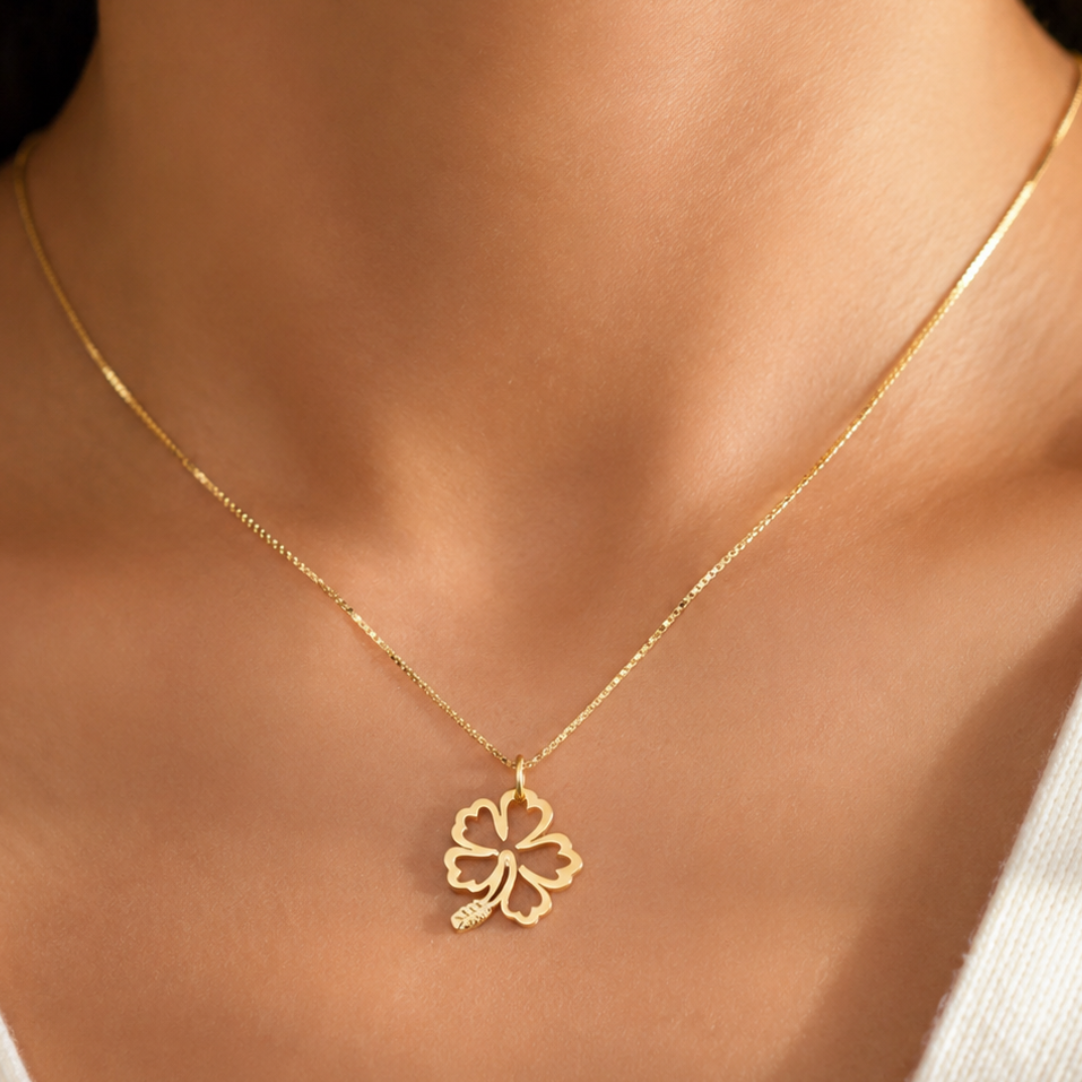 Cadena Dorada con Charm de Flor de Maga 