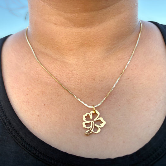 Cadena Dorada con Charm de Flor de Maga en Stainless Steel