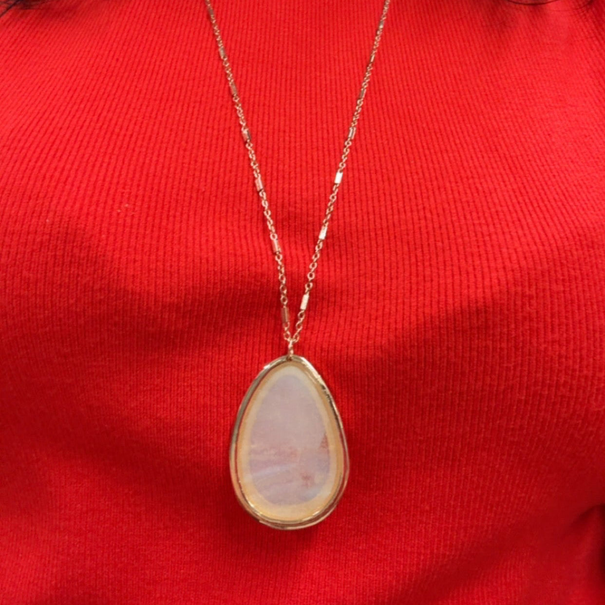 Cadena  Dorada en con Charm de Gota en Diseño Solido color madre perla 
