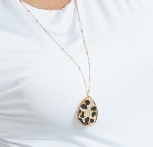 Cadena_Dorada_con_Charm_de_Gota_y_Estampado_Animal_Print