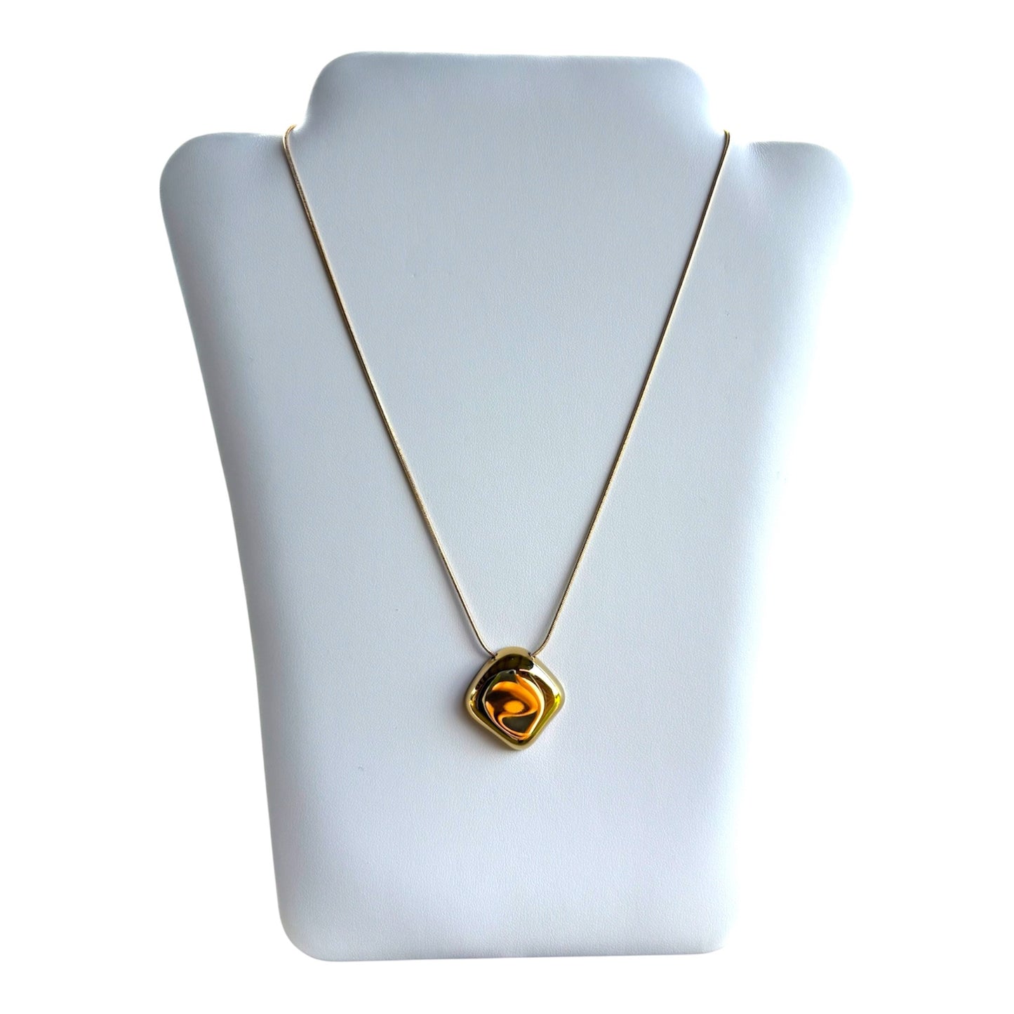 Cadena Dorada con Charm en Forma de Diamante en Stainless Steel