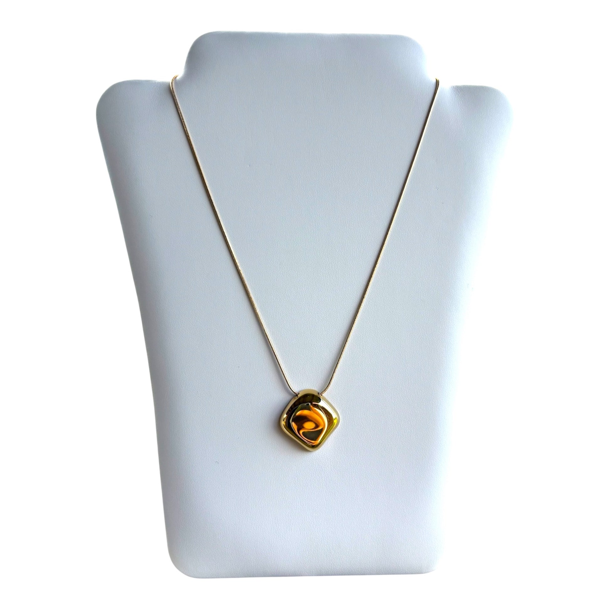 Cadena Dorada con Charm en Forma de Diamante en Stainless Steel