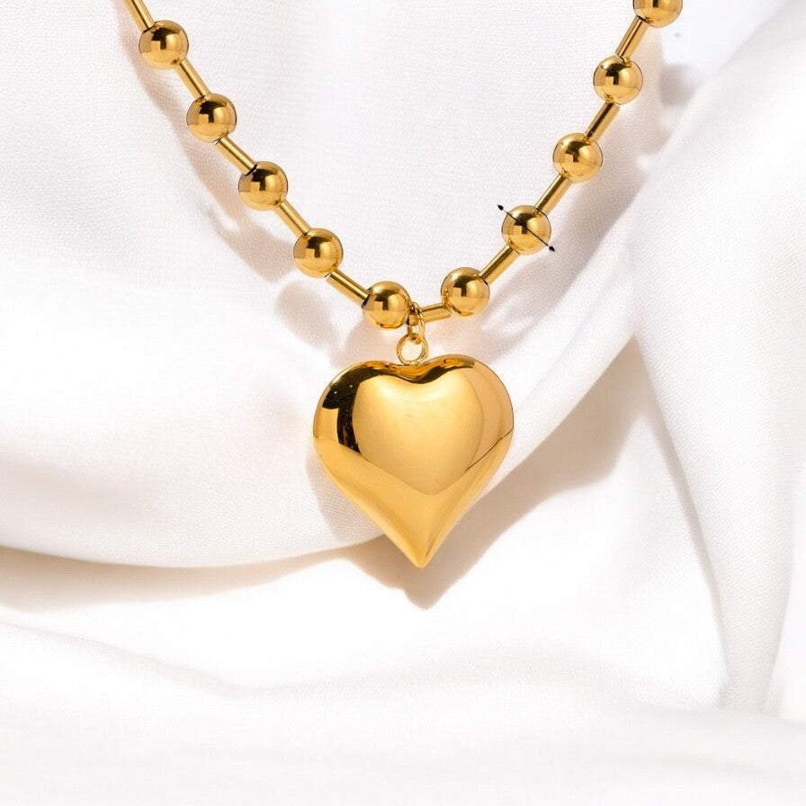 Cadena con Charm de Corazon y Detalles de Esferas en Stainless Steel Dorado