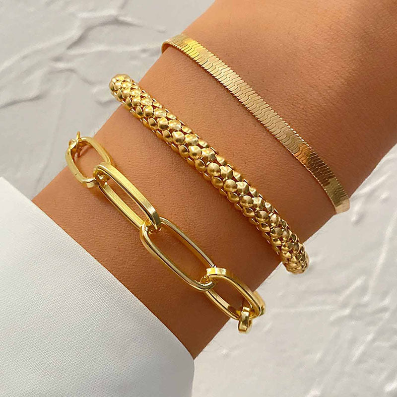 Set de Pulseras Doradas con Diseño Moderno