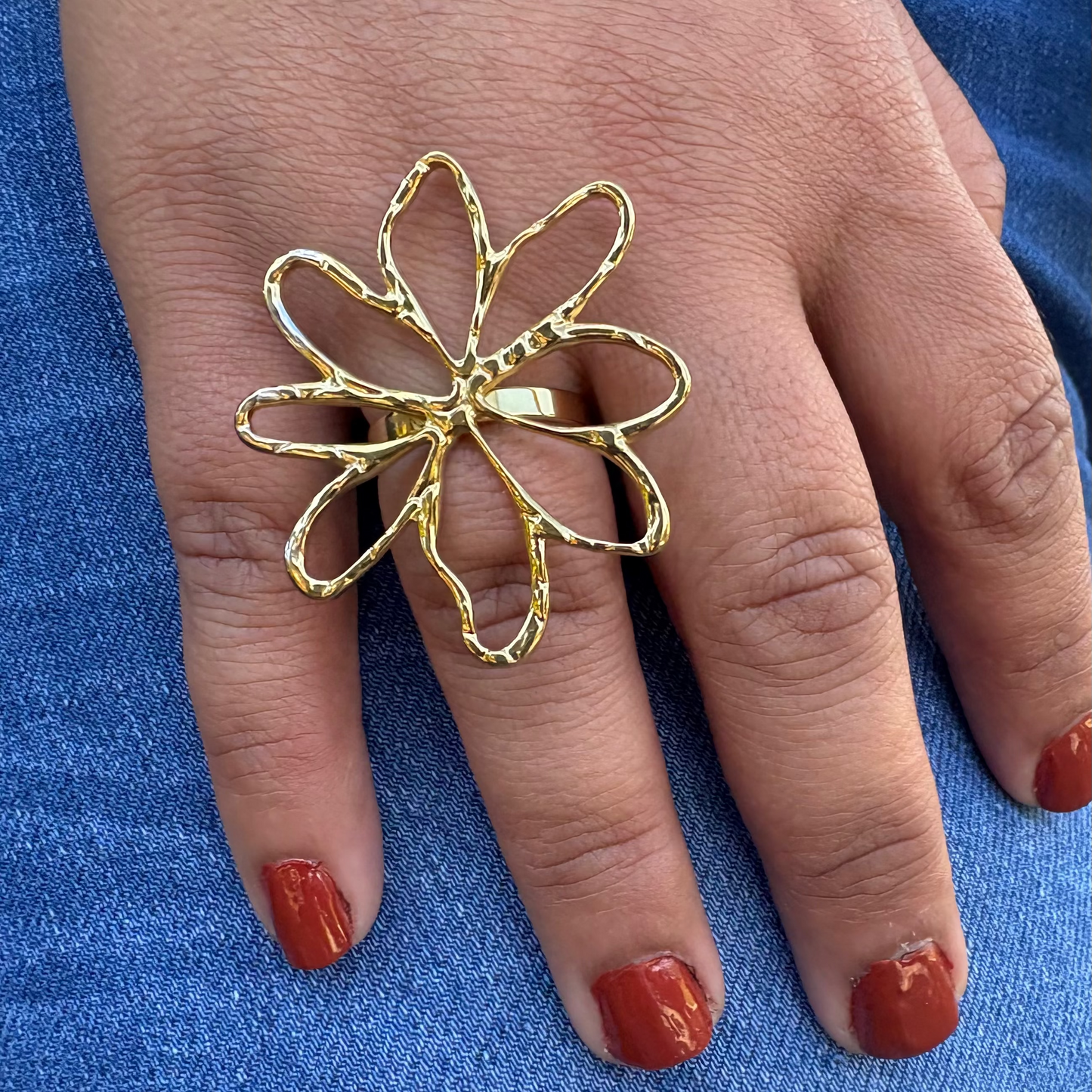 Sortija Ajustable en Forma de Flor Dorada