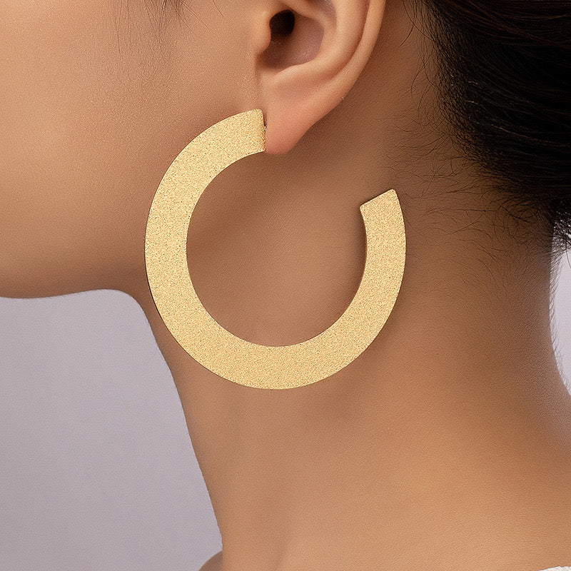 Aretes Aros Dorados  de Medialuna con Acabado Mate Texturizado– Elegancia Minimalista y Estilo Contemporáneo