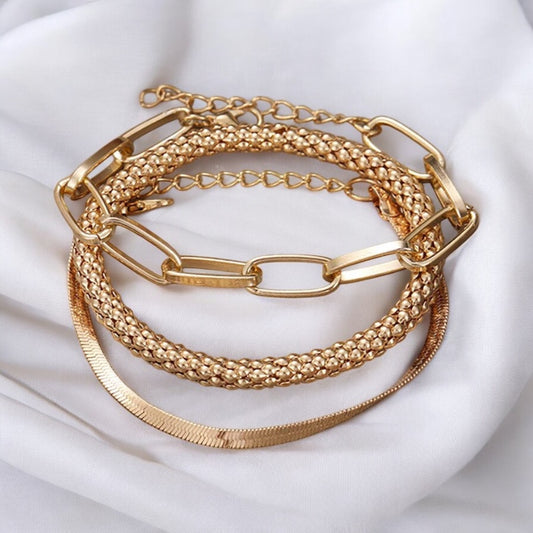 Set de Pulseras Doradas con Diseño Moderno