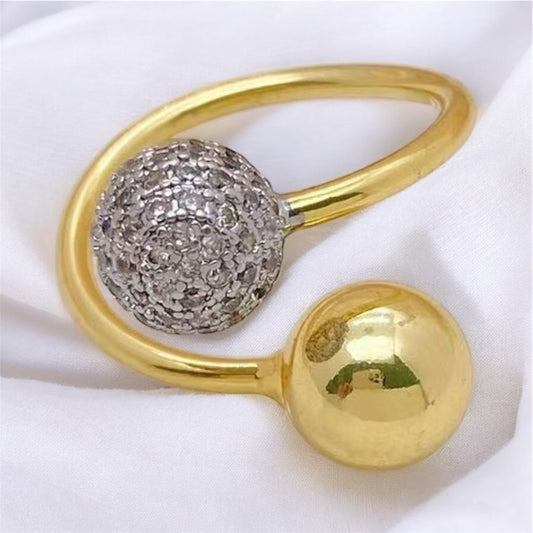 Sortija Abierta con Esfera de Brillantes y Esfera Lisa – Brillo y Sofisticación en un Diseño Exclusivo