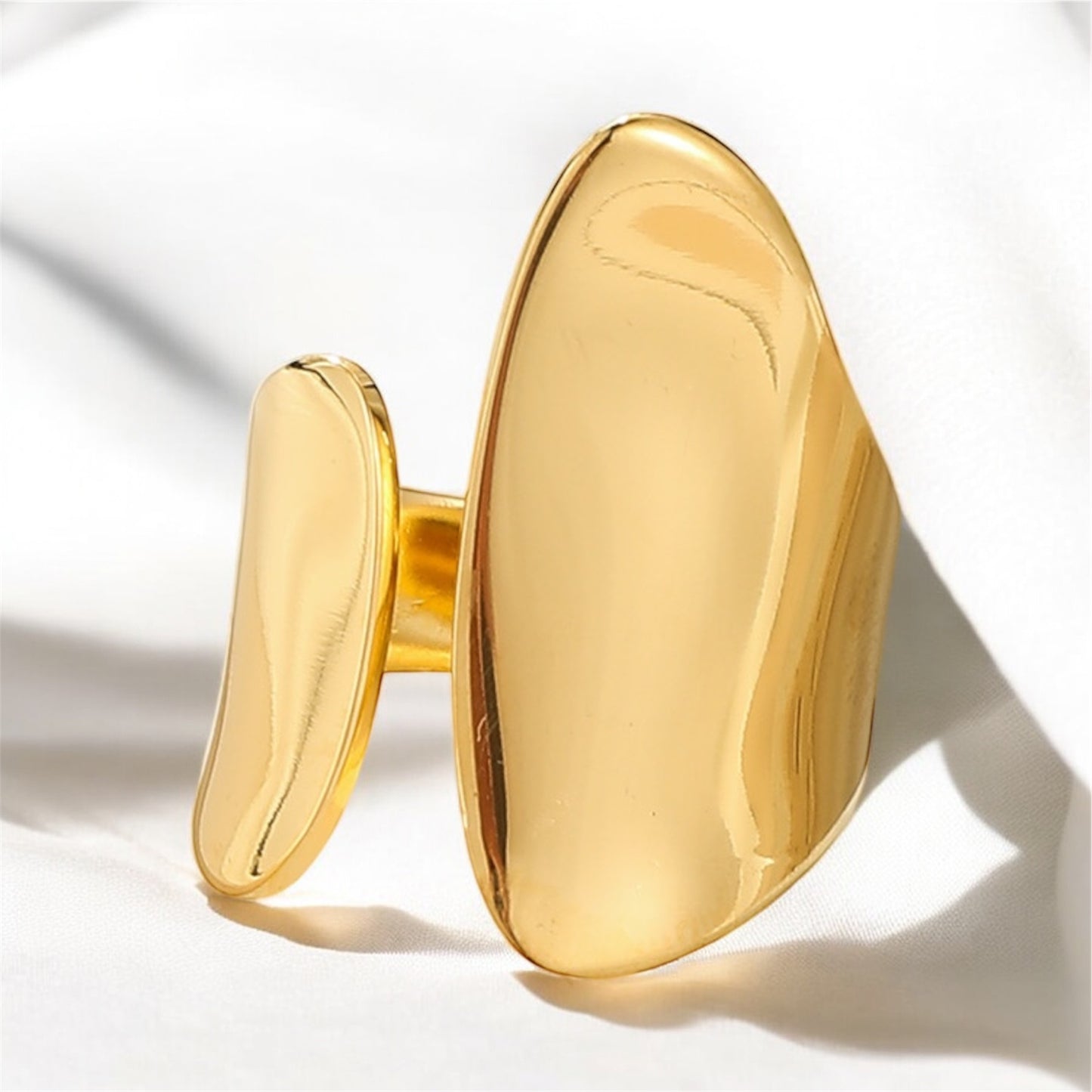 Geometric Open Ring in Stainless Steel – A Modern and Elegant Design