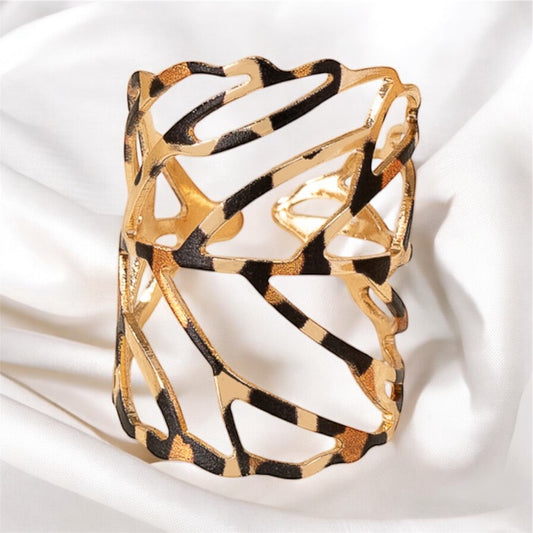 Sortija Dorada Abierta con Diseño Animal Print – Un Toque Audaz y Sofisticado