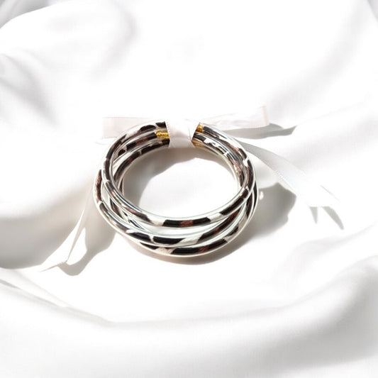 Pulseras Flexibles Plateadas con Efecto Brillante