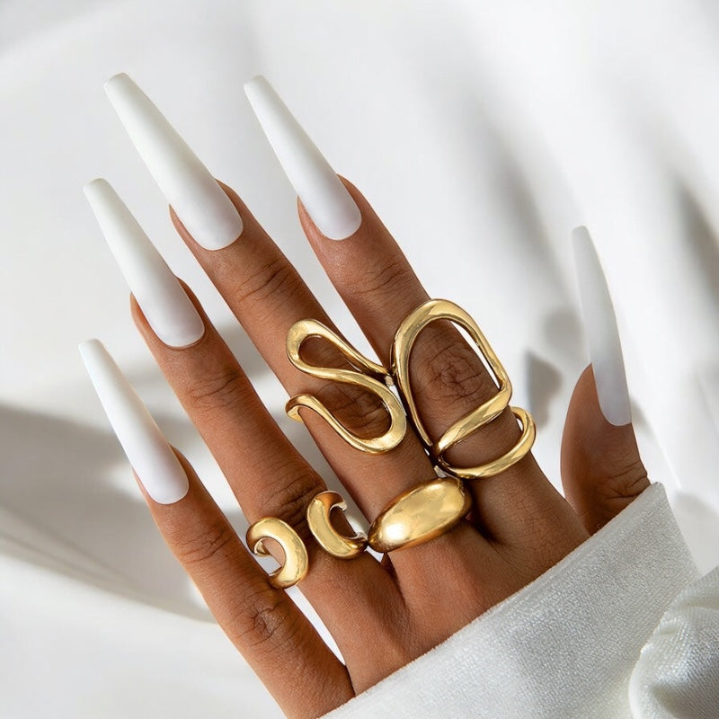 Set de Anillos Dorados de Diseño Moderno (4 Piezas) – Sofisticación y Tendencia en un Solo Pack