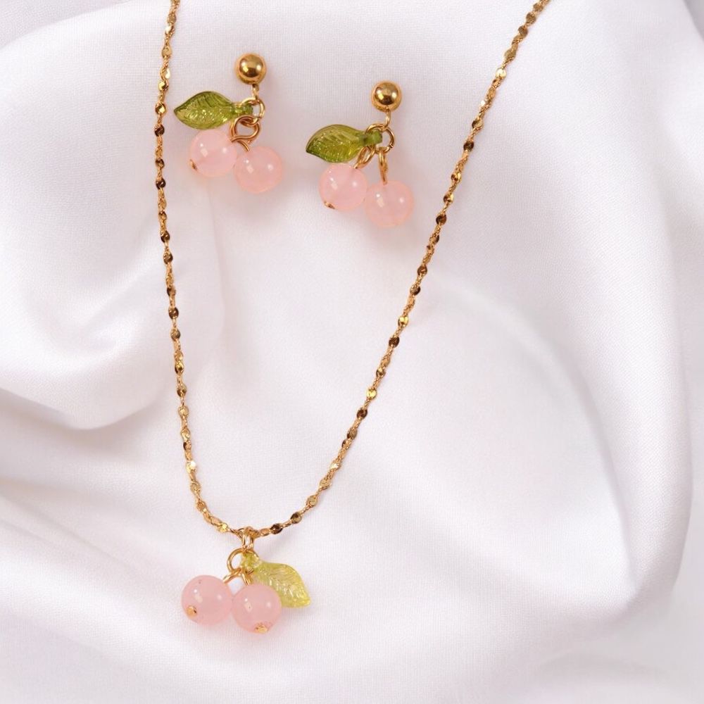 Set de Cadena y Aretes con Charm de Cherry Rosado – Dulzura y Elegancia en un Diseño Único