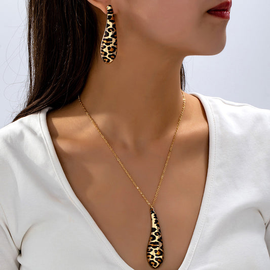 Set de Cadena y Aretes con Diseño de Gota y Estampado Animal Print – Elegancia y Audacia en un Solo Toque