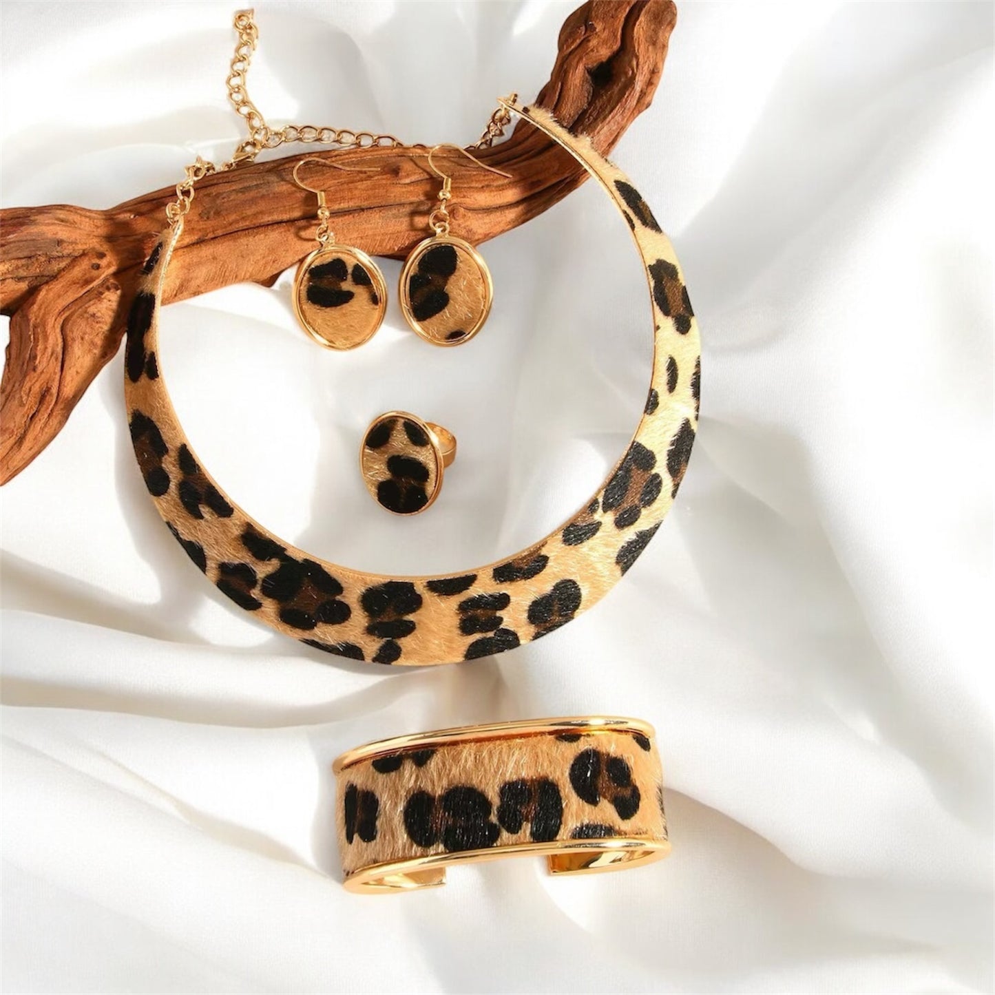 Set de Joyería Animal Print: Collar, Aretes, Pulsera y Anillo – Elegancia Salvaje y Sofisticada