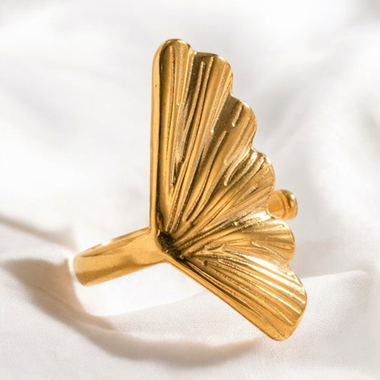Sortija Ajustable Dorada con Detalle de Hoja de Ginkgo