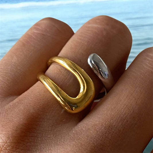Sortija Bicolor Abierta en Stainless Steel – Modernidad y Estilo en un Diseño Exclusivo