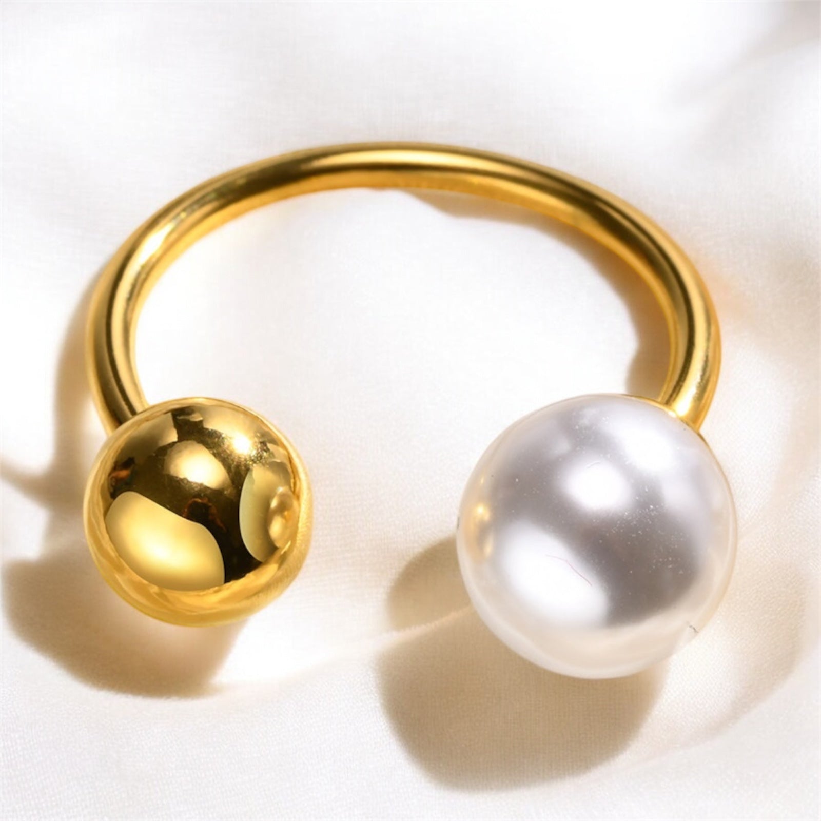 Sortija Abierta Dorada con Esfera Lisa y Perla Blanca – Elegancia y Modernidad en una Pieza Atemporal