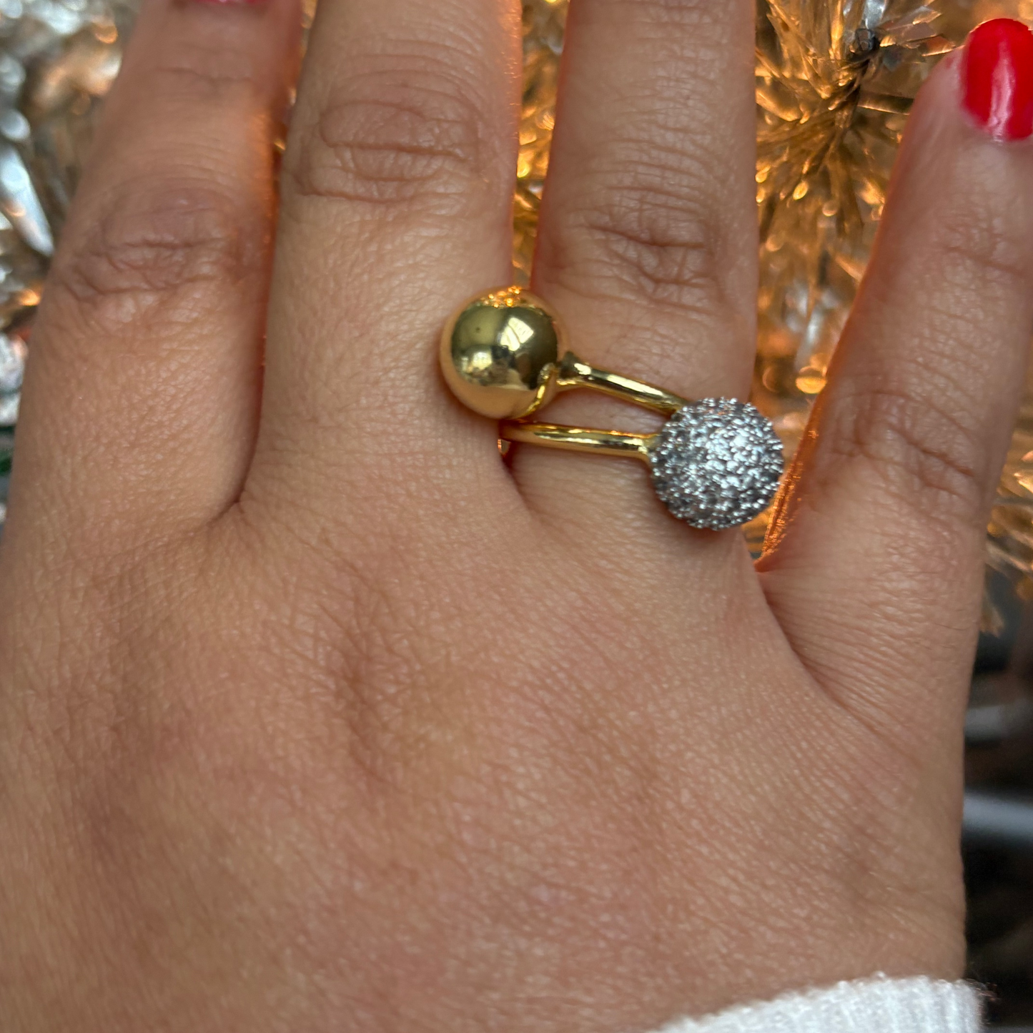 Sortija Abierta con Esfera de Brillantes y Esfera Lisa – Brillo y Sofisticación en un Diseño Exclusivo